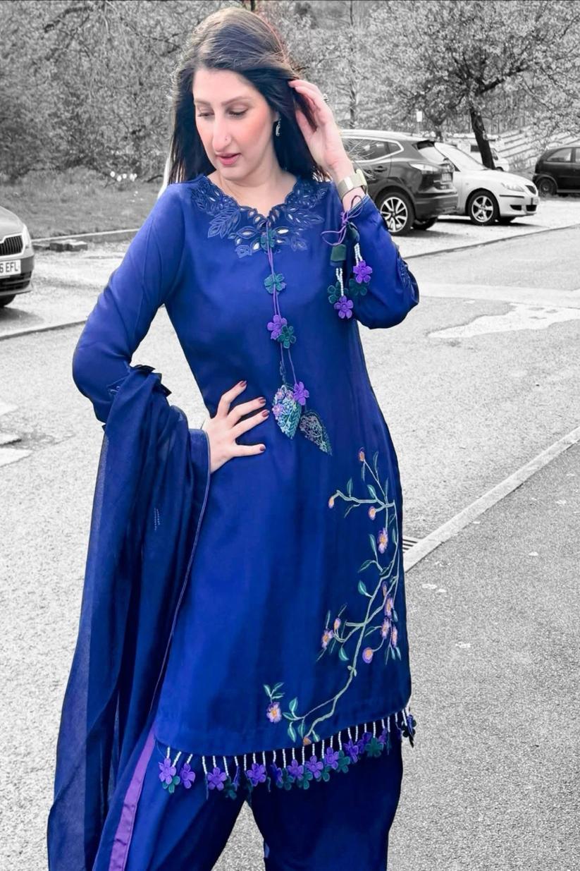 Dr.Arooba Spotted in “Baharay” dress!