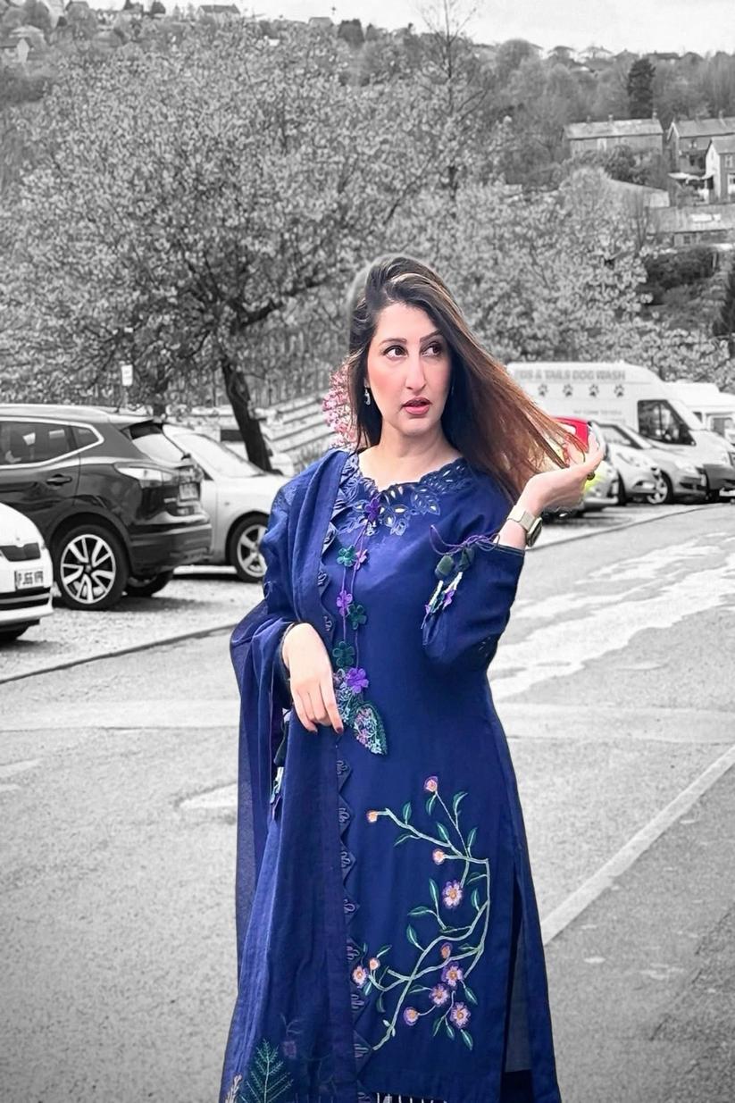 Dr.Arooba Spotted in “Baharay” dress!